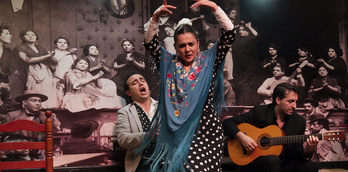 Espectáculo flamenco con cena en Sevilla: descubre Raíces en La Cantaora