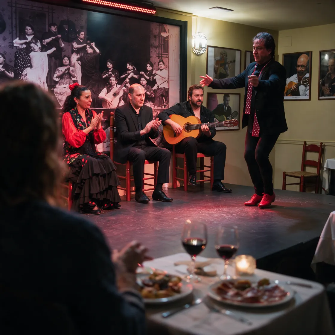 Público cenando frente al escenario durante el espectáculo flamenco