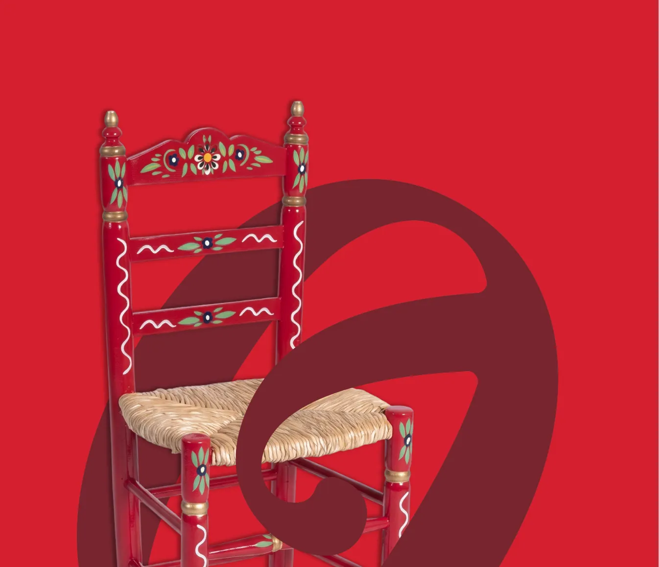 Chaise paillée peinte à la main, symbole des anciens cafés cantantes