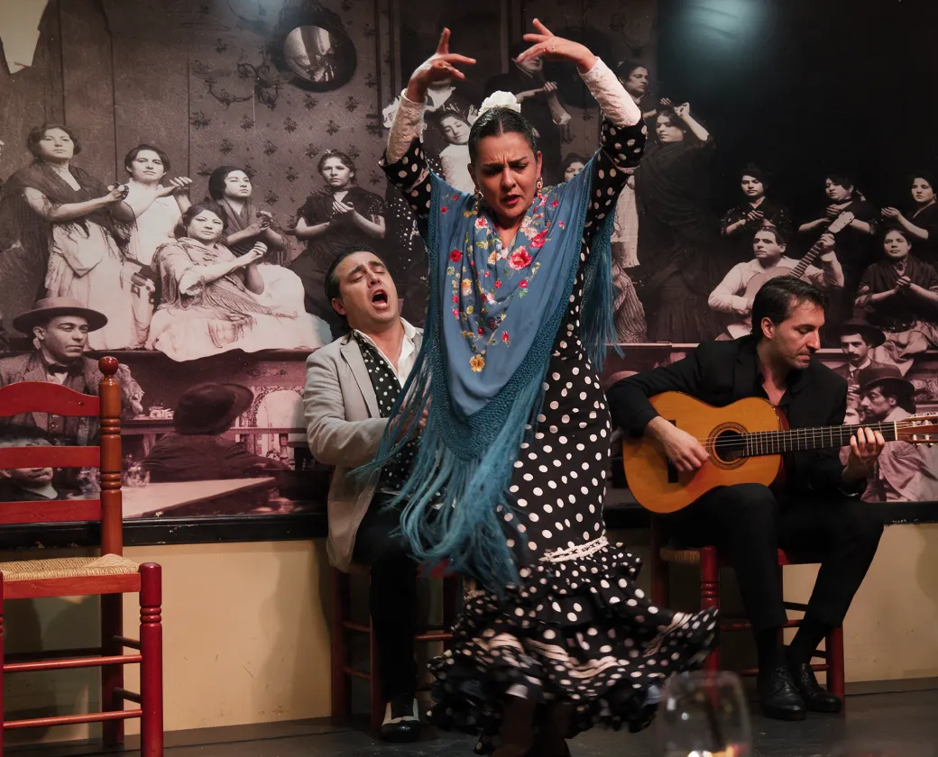 Danseuse avec châle, chanteur et guitariste sur la scène de La Cantaora