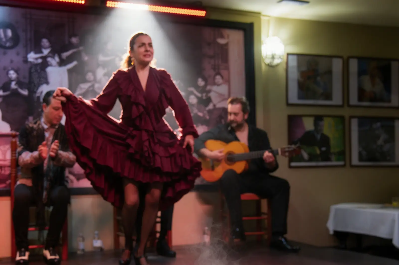 Danseuse en robe à volants, palmero et guitariste sur la scène de La Cantaora