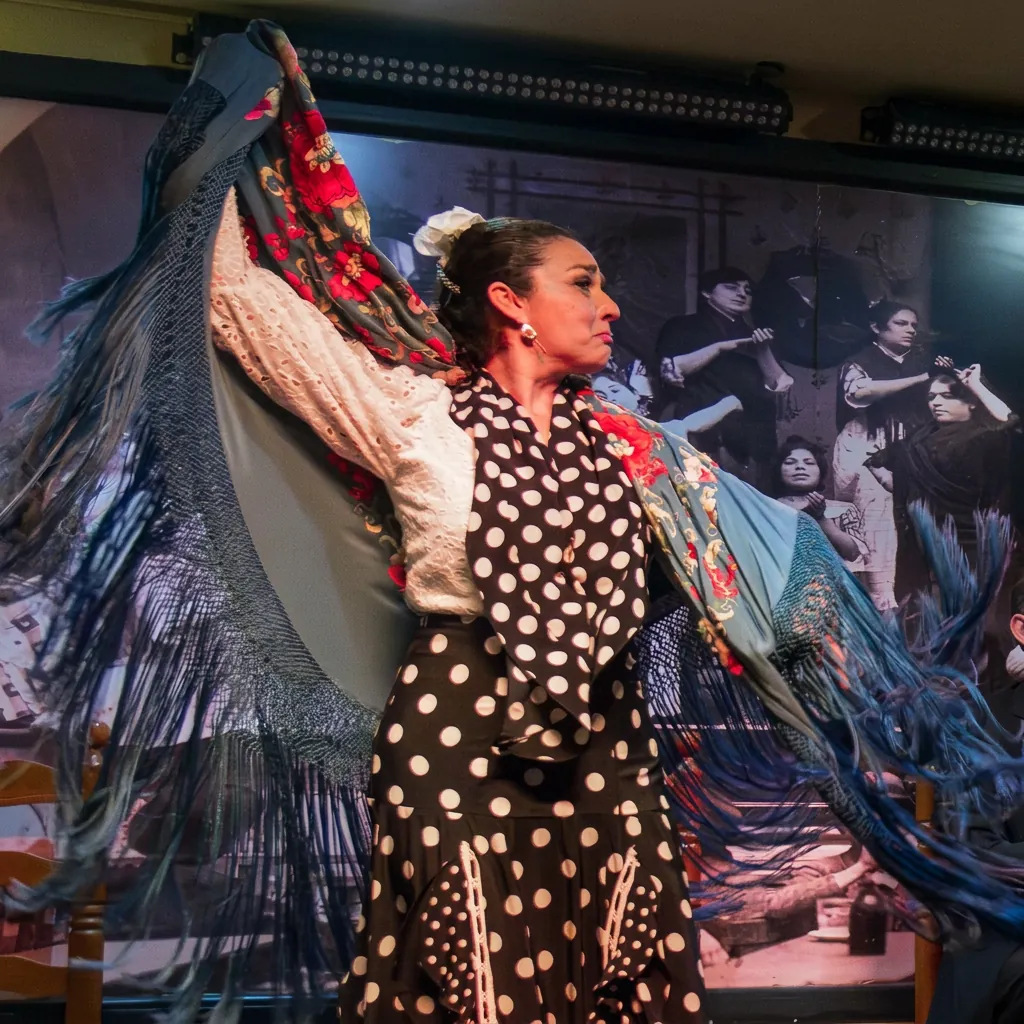 Bailaora con mantón en el escenario de La Cantaora