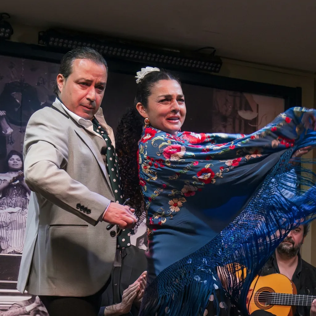 Pareja de baile flamenco en el escenario